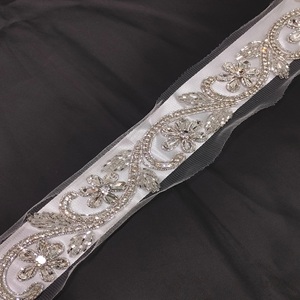 Tela de encaje de diamante plateado único hecha a mano, Perla de cristal adornada, elegante borde de fantasía, tela de encaje de perla de cristal - Product Image 1