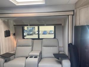 Autocaravana Clase C MBB Sprinter 3500XD Sunseekers 2021 con 4200 Millas, Cama Queen Size y Motor V6 - Product Image 6