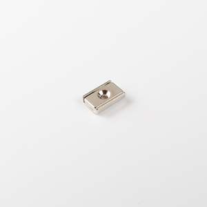 Barra piatta in neodimio 20x13,5x5mm con svasatura conica - Product Image 1