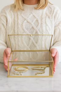 Joyero de cristal con marco dorado diseñado con precisión y ofrece una solución de almacenamiento de lujo para la colección de joyas de alta gama - Product Image 4