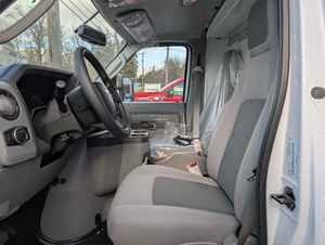 Investissement intelligent 2026 Ford E-Series Cutaway RWD, un châssis commercial robuste propulsé par un moteur essence V8 standard de 7,3 L - Product Image 6
