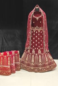 Collection unique de créateur de luxe Lehenga Choli Ensemble de mariée magnifiquement embelli avec velours Dupatta Lehenga - Product Image 4