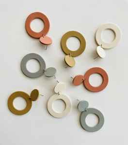 Pendientes de resina ligeros con esmalte multicolor vibrante y detalles en remolino, ideales para fashionistas y uso diario - Product Image 4