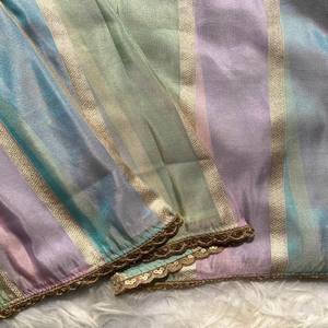 Sari Banarasi VASTRA COTTAGE de tejido puro Zari con teñido arcoíris, tejido Zari Patta con efecto arcoíris y elegante borde festoneado - Product Image 2