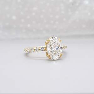 Anillo de Compromiso Ovalado con Halo Oculto y Banda de Diamantes Pavé, Diamante Cultivado en Laboratorio - Product Image 2