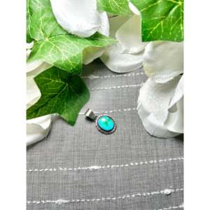 Colgante Navajo Hecho a Mano con Diseño de Montaña Sonora, Plata de Ley, Engaste de Oro Rosa, Incrustaciones de Turquesa, Joyería de Platino con Patrón Numérico - Product Image 3