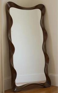 Miroir mural asymétrique artisanal de luxe, design Art Déco ondulé, léger et écologique, cadre en noyer pour usage domestique, prix abordable - Product Image 6