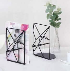 Sujetalibros de metal hechos a mano con patrones únicos adecuados para una decoración elegante del hogar y espacios de lectura contemporáneos - Product Image 6