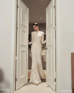 Robe en dentelle blanche à col haut, beauté classique moderne, discrète mais absolument séduisante grâce à la coupe ajustée, fabriquée au Vietnam - Product Image 5