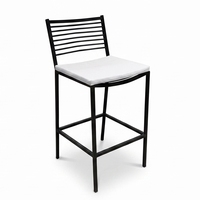 Tabouret de bar moderne et durable en métal thermolaqué, avec rembourrage en mousse moulée, siège en similicuir gris, accoudoirs fixes, design minimaliste pour