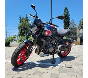มอเตอร์ไซค์ผจญภัยรุ่นใหม่ TOP 2026 Triumphs Trident 660 Triple Tribute Edition สีดำแซฟไฟร์และสีน้ำเงินโคบอลต์ - Product Image 2