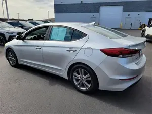 2017 para Elantra Sedán con Volante a la Izquierda, Asientos de Cuero, Luces LED - Product Image 4