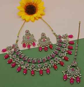 ชุดสร้อยคอและเครื่องประดับสำหรับผู้หญิงต่างหูแบบห้อยประดับมุก & kundan แบบดั้งเดิมชุบทองดีไซน์ใหม่ - Product Image 4