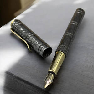 Bolígrafo de Acero de Damasco Hecho a Mano, Cuerpo de Metal Sólido, Patrón Único en Capas, Herramienta de Escritura EDC de Lujo, Regalo Corporativo de Alta Gama - Product Image 4