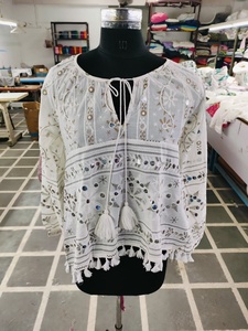 Haut à manches ballon pour femmes, imprimé nomade blanc exotique, broderie miroir, art indien, sélection la plus large, ourlet à franges - Product Image 5