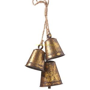 Cloche en métal en forme de cône de finition en laiton rustique ensemble de trois avec corde suspendue ferme noël Vintage porte cloches suspendues - Product Image 1