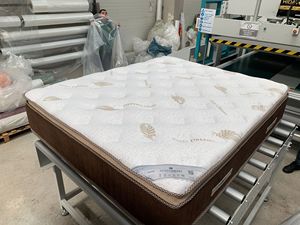 ที่นอนสปริงบุนวมสีขาวพิมพ์ลายฝันหวานมีด้านข้างเป็นผ้าสีน้ำตาลที่นอนยกสูงสบายและทนทาน - Product Image 1