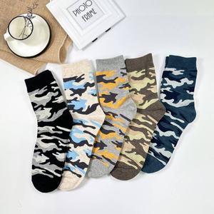 Impresión personalizada Camo patrones Crew calcetines hombres mujeres algodón moda calle estilo diseño uso diario al por mayor ODM Vietnam fábrica - Product Image 6