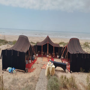 Tentes en poils de chèvre du Sahara, abris nomades traditionnels du désert, adaptés au climat, à la culture et à la vie durable en Afrique du Nord - Product Image 2