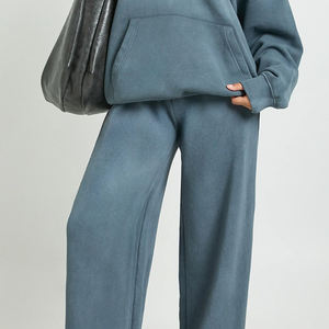 Chándal de diseño extragrande para mujer / Material de alta calidad con diseño de jersey y cierre de botones, con bolsillos tipo canguro y logotipo - Product Image 3