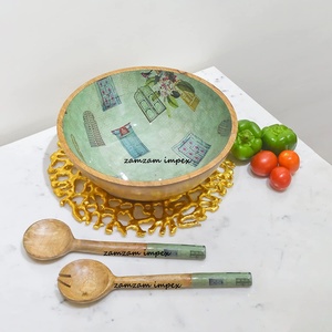 Saladier en bois de manguier artisanal avec intérieur imprimé décoratif et couverts à salade en bois assortis Set d'ustensiles de cuisine design - Product Image 4