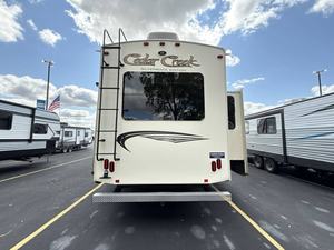 Usado 2018 Ford F-Or-E-St-R-iv-E-R C-E-D-A-R C-R-E-E-K S-I-L-V-E-R-B-A-C-K 33IK - Product Image 3