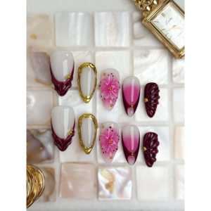 Ruby Empress Press-On Nail : Accessoire de nail art élégant et luxueux - Product Image 1
