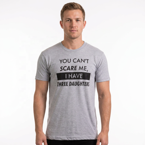 เสื้อยืดคอกลมแขนสั้นสีเทาสำหรับผู้ชายพิมพ์ลาย "คุณไม่สามารถทำให้ฉันกลัวได้ ฉันมีลูกสาวสามคน" ทรงลำลองแบบเจอร์ซีย์ - Product Image 4