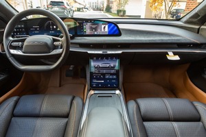 รถขับเคลื่อนสี่ล้อแบบมอเตอร์คู่ 819 แรงม้า สภาพดี ใช้งานน้อย - Product Image 4