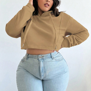 Sudadera con capucha recortada para mujer con logotipo personalizado Top de moda elegante y cómodo con opciones de impresión y bordado - Product Image 3