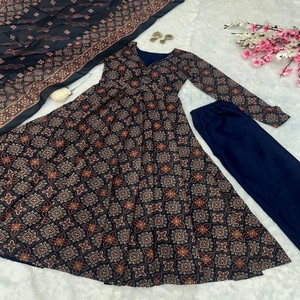 VASTRA COTTAGE Traje Anarkali de Algodón Puro Estampado con Gran Vuelo, Dupatta de Algodón a Juego y Conjunto de Plazzo de Algodón Suave - Product Image 3