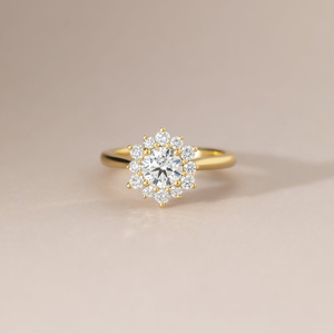 Anillo de Compromiso Clásico con Diseño Solitario, Elegante y Atemporal, con Diamante Cultivado en Laboratorio de 1 Quilate, Corte Redondo, con Halo, en Oro de 14K - Product Image 2