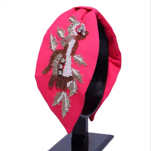 Bandeau multicolore en perles de rocaille avec une touche décorative, conçu pour un style luxueux, fabriqué à partir de matériaux de qualité supérieure - Product Image 3