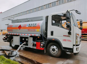 Camión cisterna de aceite SINOTRUK HOWO nuevo de 5000 litros, camión de suministro de combustible de 5m3, disponible para entrega inmediata. - Product Image 4