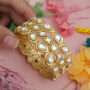 Brazaletes Étnicos de Diseño Exclusivo con Acabado Dorado de Primera Calidad, Colección para Bodas y Eventos para Mujeres y Niñas - Product Image 1