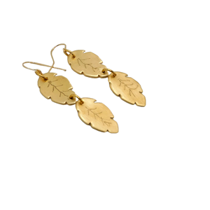 Depuis 1988, Statement Hoops, les tendances de bijoux populaires aux États-Unis, propose des boucles d'oreilles élégantes, notamment des boucles d'oreilles à clous multicolores à motifs floraux. - Product Image 6