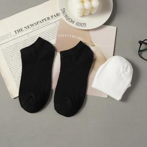 2 pares de calcetines náuticos de algodón transpirable para mujer de corte bajo con características antideslizantes y absorbentes del sudor Color blanco y negro sólido - Product Image 3