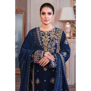 Conjunto de Traje ASIM JOFA-3PC: Camisa Bordada de Terciopelo y Seda con Dupatta Bordada de Chifón y Pantalones - Product Image 2