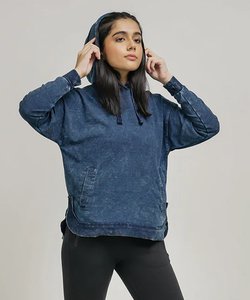 Sweat-shirt à capuche en molleton bleu délavé personnalisé avec poche avant, cordon de serrage, style streetwear décontracté, coupe ample, par Ako - Product Image 4