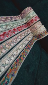 Venta al por mayor de tela de encaje bordado personalizado para vestidos de novia vestidos y Decoración elegante patrón floral adorno de encaje con OEM/ODM - Product Image 3