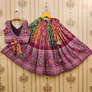 ชุดเลเฮนกาโชลีลายพิมพ์แบนดานีสีชมพูสำหรับเด็กผู้หญิงแบบยาวคลุมพื้น |   ชุดงานแต่งงานแบบดั้งเดิมสำหรับงานเฉลิมฉลอง ทำจากวัสดุรีไซเคิล - Product Image 2