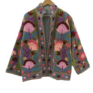 Chaqueta de terciopelo con bordado Suzani indio blanco para mujeres, atuendos indios disponibles a precio de mayoreo para exportación. - Product Image 1