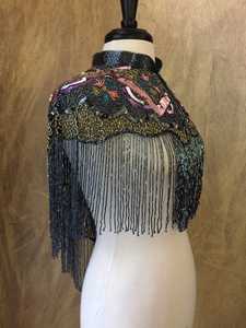 เสื้อคลุมเบอร์เลสก์ประดับลูกปัดและเลื่อม ชายเสื้อประดับพู่ห้อยลงมา ติดตั้งที่คอ เสื้อผ้าสำหรับงานเทศกาลที่สวยงาม - Product Image 2