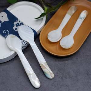 Cuillère perlée de luxe au design ancien intemporel - Product Image 3