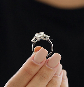 Anillo de trilogía de corte Asscher de lujo con moissanita de 2,94 quilates de plata 925 y lados de baguette cónicos para novia - Product Image 5