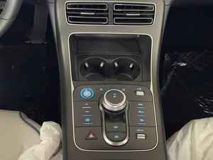 2025 Des Tro Yer 05 Chazor 05 Sedán/Van Híbrido de Alta Velocidad, 4 Puertas, 5 Plazas, SUV, Caja de Cambios Automática, Vehículo Energético 4x4, 185 km/h - Product Image 3