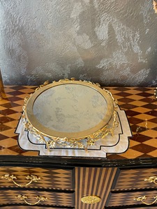 Support à gâteau rond de luxe avec dessus en miroir doré et pieds à motif floral pour la présentation de desserts de mariage et la mise en scène de table royale - Product Image 3