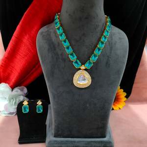 ชุดเครื่องประดับผู้หญิงแบบอินเดียโบราณสมัยใหม่ สร้อยคอและต่างหูประดับเพชรคันดันและเพทายแบบไม่เจียระไน ดีไซน์หรูหราทันสมัย - Product Image 3