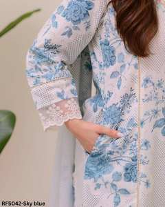 Ensemble kurti luxueux à imprimé floral en rayonne et coton, trois pièces avec détails en dentelle délicate, pantalon droit et dupatta imprimé - Product Image 3