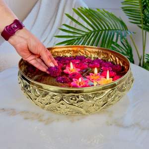 Recipiente Urli de metal tradicional para arreglos florales con diseño elegante adecuado para interiores modernos y clásicos - Product Image 1